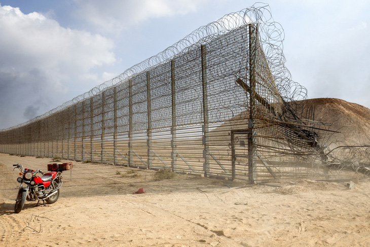 Hàng rào biên giới Israel - Gaza sau khi bị Hamas chọc thủng ở phía nam Dải Gaza ngày 7-10 - Ảnh: THE TIMES OF ISRAEL