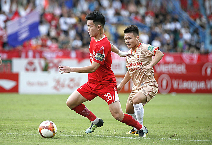 Hoàng Đức (trái) vượt qua Quang Hải trong trận CLB Viettel gặp Công An Hà Nội ở V-League 2023 - Ảnh: VPF