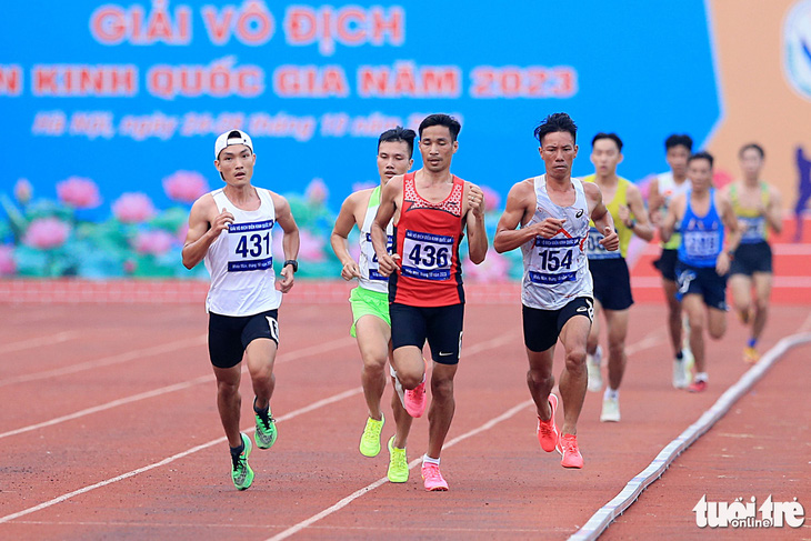 VĐV lớn tuổi nhất giải Nguyễn Văn Lai (436) vẫn chứng tỏ được đẳng cấp trên đường chạy 10.000m - Ảnh: HOÀNG TÙNG