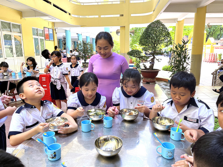 Học sinh Trường tiểu học Nguyễn Bỉnh Khiêm, quận 1, TP.HCM ăn trưa tại trường - Ảnh: MỸ DUNG