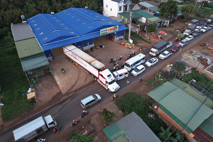 Hàng loạt kho bãi trái phép trên quốc lộ 26 đoạn qua thị trấn Phước An và xã Ea Yông gây ra tình trạng kẹt xe, mất an toàn - Ảnh: THẾ THẾ