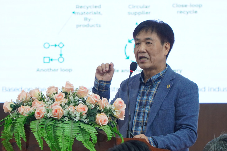 Theo GS.TS Nguyễn Trọng Hoài, doanh nghiệp còn khó khăn khi chuyển mô hình kinh tế tuần hoàn - Ảnh: CHÍ HẠNH