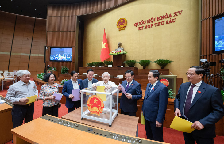 Tổng Bí thư Nguyễn Phú Trọng và các lãnh đạo Đảng, Nhà nước bỏ phiếu kín lấy phiếu tín nhiệm sáng 25-10 - Ảnh: Quochoi.vn