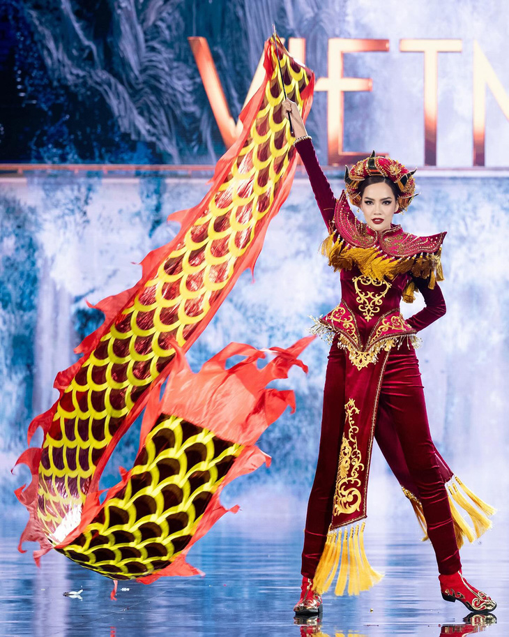 Đại diện Việt Nam có màn trình diễn Nation Costume bùng nổ
