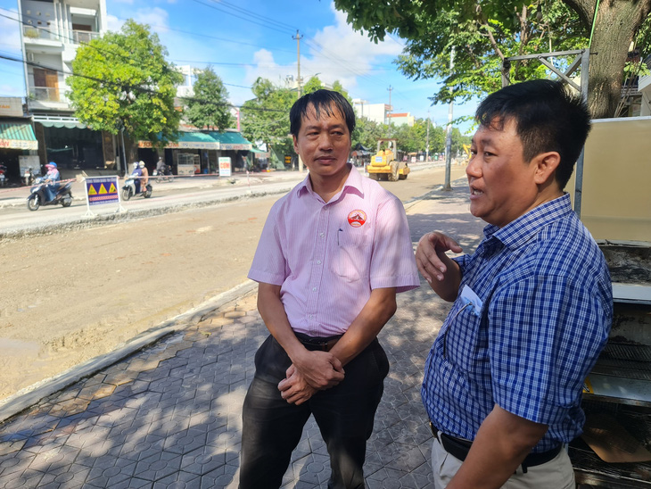 Ông Bùi Đức Thuận (phải) giám đốc Ban quản lý dự án đầu tư xây dựng và phát triển quỹ đất TP Quảng Ngãi, trao đổi với nhà thầu việc thi công, sử dụng vật liệu thay thế đảm bảo chất lượng - Ảnh: TRẦN MAI