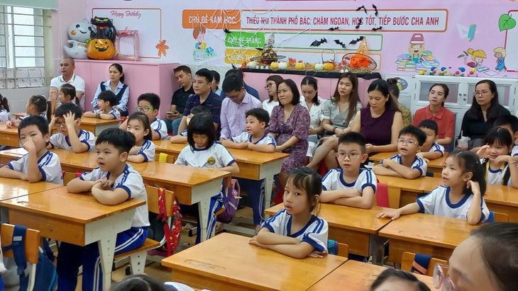 Nhiều phụ huynh tham gia học cùng con trong tiết tiếng Anh tại lớp 1/6 Trường tiểu học Nguyễn Bỉnh Khiêm, quận 1 - Ảnh: TRÂN TRẦN