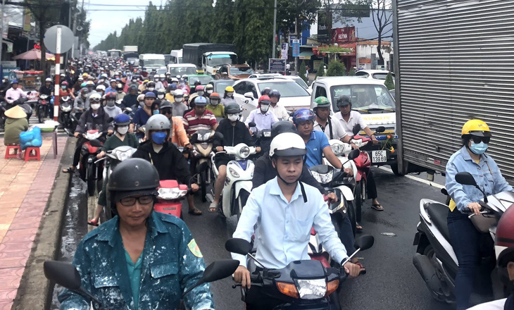 Triều cường dâng cao gây kẹt xe trên đường Nguyễn Văn Cừ trong đợt triều cường giữa tháng 8 âm lịch - Ảnh: CHÍ QUỐC