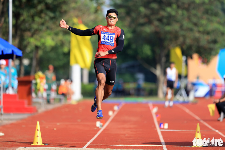 Nội dung nhảy xa nam, VĐV Nguyễn Tiến Trọng không gặp nhiều sự cạnh tranh gắt gao và giành huy chương vàng với thành tích 7,93m - tiệm cận với kỷ lục quốc gia của chính anh là 7,98m