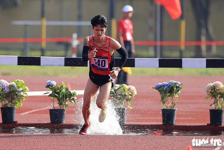Tuyển thủ quốc gia Nguyễn Trung Cường cũng thể hiện sự vượt trội khi giành vàng nội dung 3.000m vượt chướng ngại vật với thành tích 9 phút 11,08 giây - thành tích kém hơn so với khi anh giành huy chương vàng SEA Games 31 với thời gian 8 phút 51,99 giây