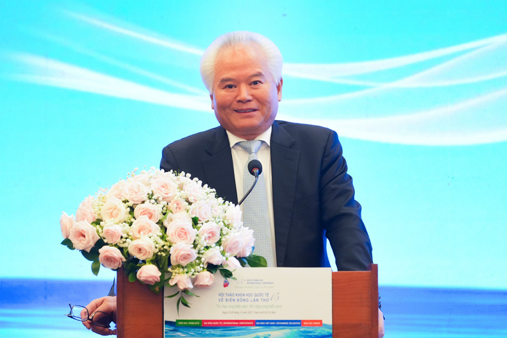 Ông Ngô Sĩ Tồn, viện trưởng Viện Nghiên cứu Biển Đông Trung Quốc, trình bày tham luận tại hội thảo - Ảnh: HỮU HẠNH