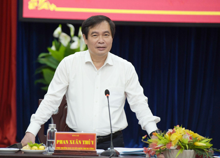 Ông Phan Xuân Thủy, phó trưởng Ban Tuyên giáo Trung ương, phát biểu tại buổi làm việc - Ảnh: HỮU THỌ