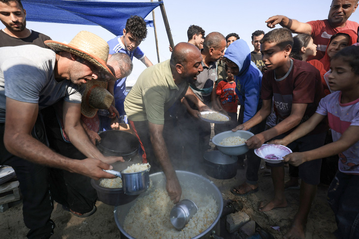 Cảnh phân phát thực phẩm ở trại di tản tại Khan Yunis, phía nam Dải Gaza, ngày 25-10 - Ảnh: AFP