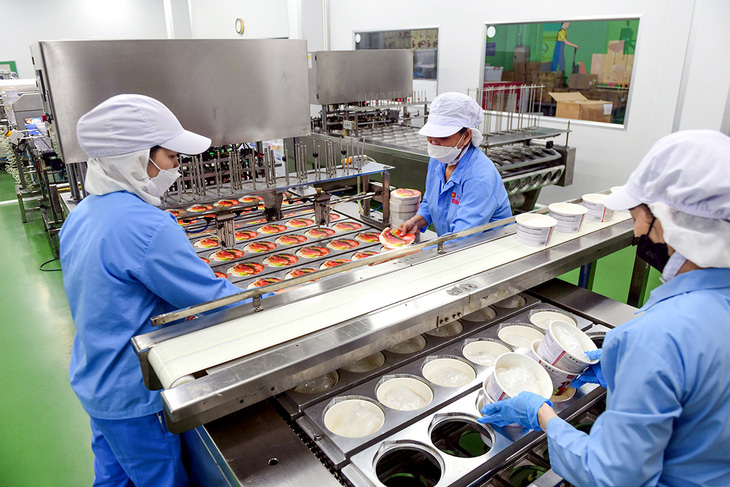 Nhiều doanh nhân mong khơi thông điểm nghẽn thủ tục hành chính, không làm khó doanh nghiệp. Trong ảnh: công nhân trên dây chuyền đóng gói sản phẩm xuất khẩu trong Khu chế xuất Tân Thuận, TP.HCM  - Ảnh: QUANG ĐỊNH