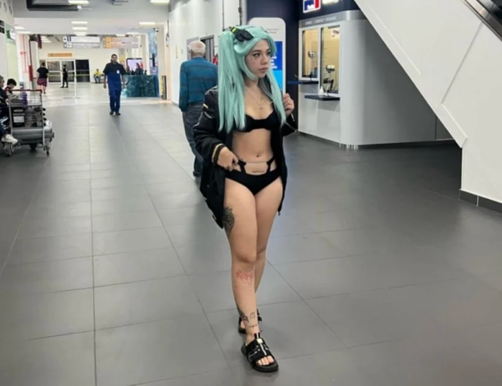 Kine Chan mặc bikini đến sân bay vì sợ trễ một sự kiện cosplay.