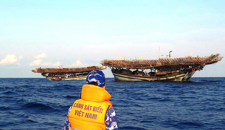 Tàu câu mực của ngư dân Quảng Nam ở Trường Sa  - Ảnh: Cảnh sát biển