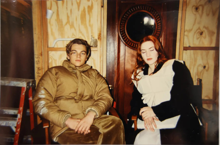 DiCaprio mặc chiếc áo parka ngồi cùng Winslet, nữ diễn viên người Anh có vẻ đang chợp mắt giữa lịch trình bận rộn - Ảnh: Henry Aldridge & Son