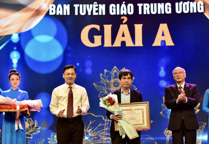 KTS Nguyễn Trường Lưu nhận giải A với tác phẩm Trường mầm non Hoa Sen - Ảnh: T.T.D