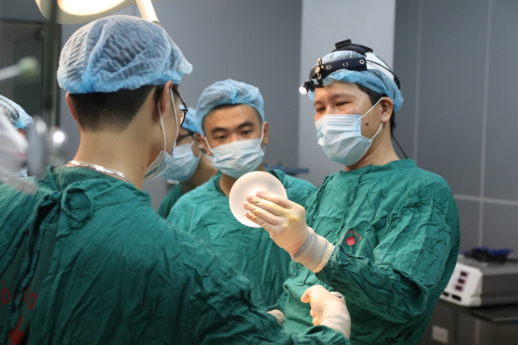 Tiến sĩ Tống Hải khuyến cáo người mắc một số bệnh lý nền không nên phẫu thuật thẩm mỹ - Ảnh: BVCC