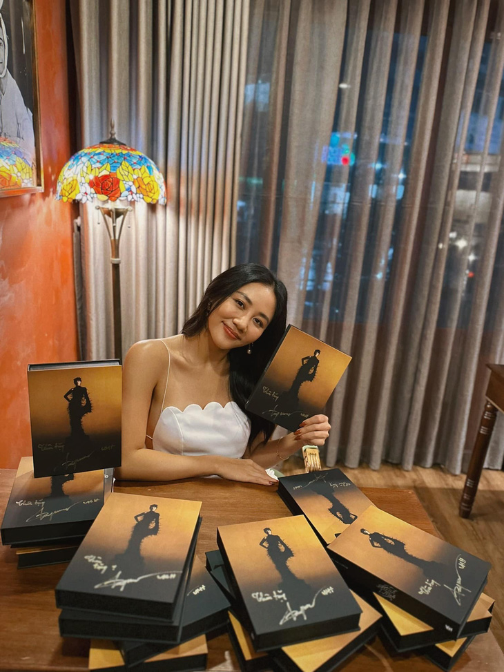 Văn Mai Hương ký tặng album mới.