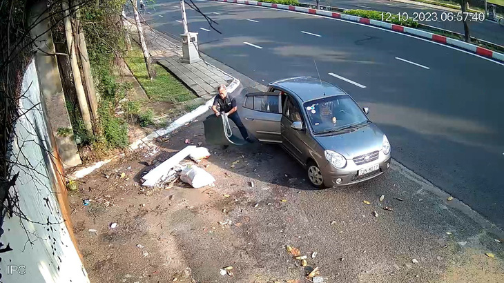 Người đàn ông dùng xe hơi chở rác xả bừa bãi trên đường Nguyễn An Ninh - Ảnh cắt từ clip 