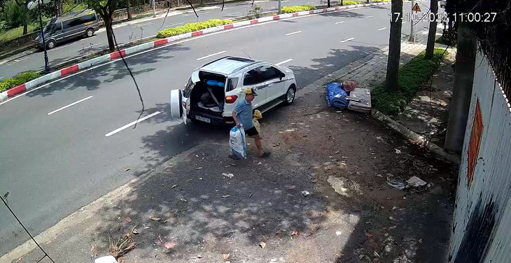 Người đàn ông dùng xe hơi chở rác xả bừa bãi ở vỉa hè đường Nguyễn An Ninh, phường 8, TP Vũng Tàu - Ảnh cắt từ clip