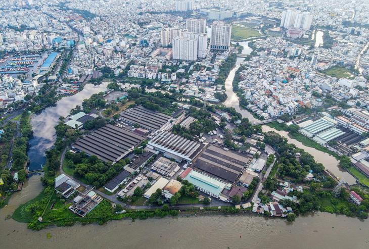 Khu đất của Công ty Vissan như một “tiểu đảo” vây quanh bởi sông Sài Gòn và kênh rạch. Đường bộ độc đạo dẫn vào khu vực này là đường Vũ Ngọc Phan (qua cây cầu bắc ngang rạch Cầu Sơn) - Ảnh: CHÂU TUẤN