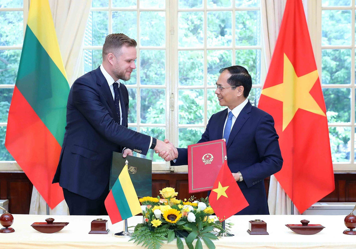 Ông Bùi Thanh Sơn và ông Lithuania Gabrielius Landsbergis ký kết thỏa thuận hợp tác giữa bộ ngoại giao hai nước - Ảnh: TTXVN