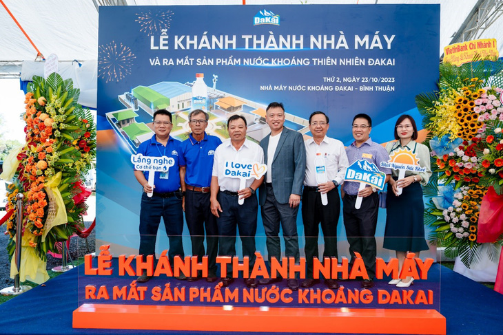 Ban lãnh đạo Công ty cổ phần nước khoáng Đakai chụp hình lưu niệm cùng các vị đại biểu tham dự sự kiện