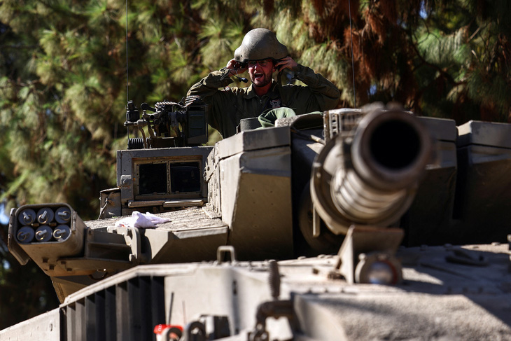 Quân đội Israel tại khu vực sát biên giới với Lebanon ngày 25-10 - Ảnh: REUTERS