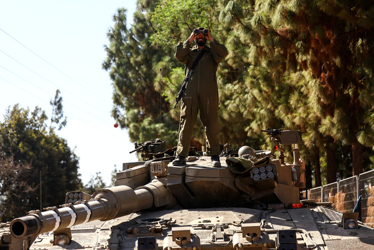Phương tiện chiến đấu của Israel được triển khai tại biên giới phía bắc với Lebanon - nơi lực lượng Hezbollah do Iran hậu thuẫn hoạt động - Ảnh: REUTERS