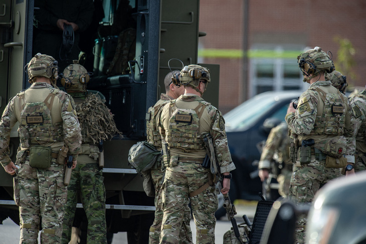 Lực lượng thực thi pháp luật tập trung bên ngoài một trường trung học ở thành phố Lewiston ngày 26-10 - Ảnh: AFP