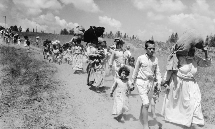 Phụ nữ và trẻ em Palestine sau khi rời bỏ nhà cửa đi khỏi vùng đất Israel vào năm 1948 - Ảnh: THE NEW YORK TIMES