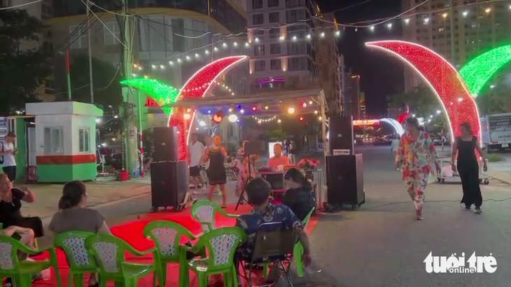 Đơn vị biểu diễn đặt sân khấu dưới đường và bố trí loa công suất lớn để mở karaoke hát cho nhau nghe tại khu phố đêm An Thượng - Ảnh: A.T.