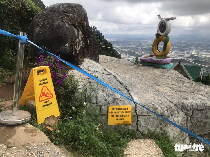 Hiện trường vụ tai nạn nữ du khách Hàn Quốc ngã từ độ cao 4m trên đỉnh Langbiang bất tỉnh, phải đi cấp cứu - Ảnh: L.N.