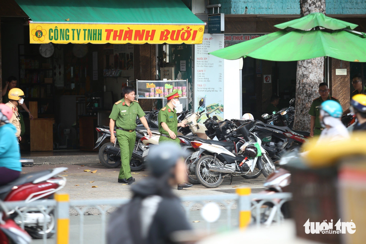 Nhiều lực lượng công an, cảnh sát giao thông, thanh tra giao thông xuất hiện tại địa điểm kinh doanh của nhà xe Thành Bưởi - Ảnh: MINH HÒA