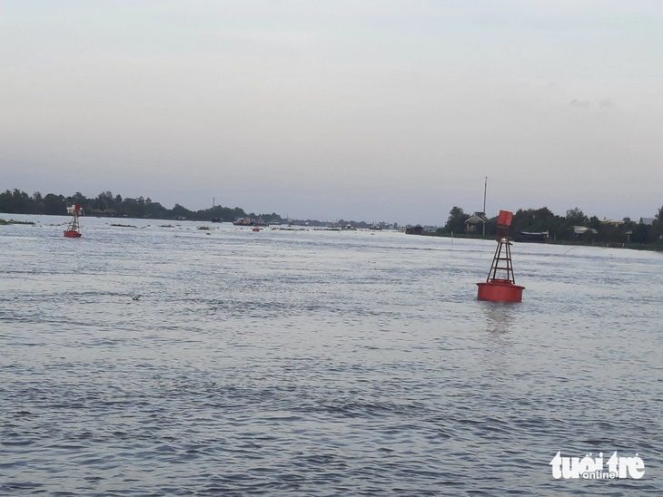 Sở Giao thông vận tải tỉnh Tiền Giang đã lắp đặt các báo hiệu cảnh báo tạm thời và thả phao giới hạn vùng nước cấm lưu thông - Ảnh: HOÀI THƯƠNG