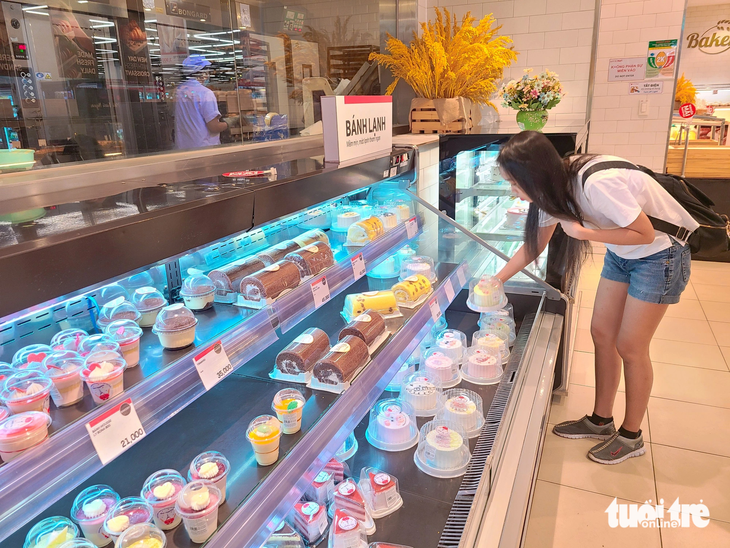 Quầy bánh lạnh tại siêu thị Lotte Mart (quận 7) sạch bóng bánh custard dù mới chập tối - Ảnh: NHẬT XUÂN