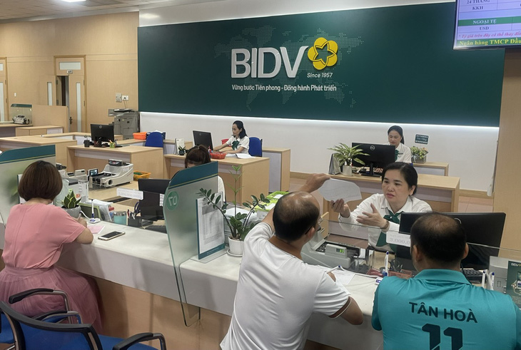Khách hàng giao dịch tại BIDV - Ảnh: LÊ THANH