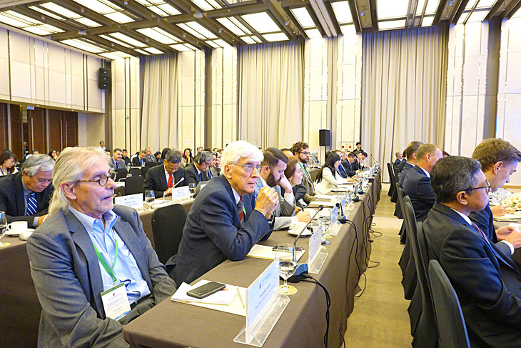 Các diễn giả tham dự Hội thảo Khoa học quốc tế về Biển Đông tại TP.HCM ngày 26-10 - Ảnh: NHẬT ĐĂNG