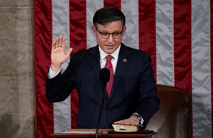 Ông Mike Johnson tuyên thệ nhậm chức sau khi được bầu làm tân chủ tịch Hạ viện Mỹ tại Điện Capitol ngày 25-10 - Ảnh: REUTERS
