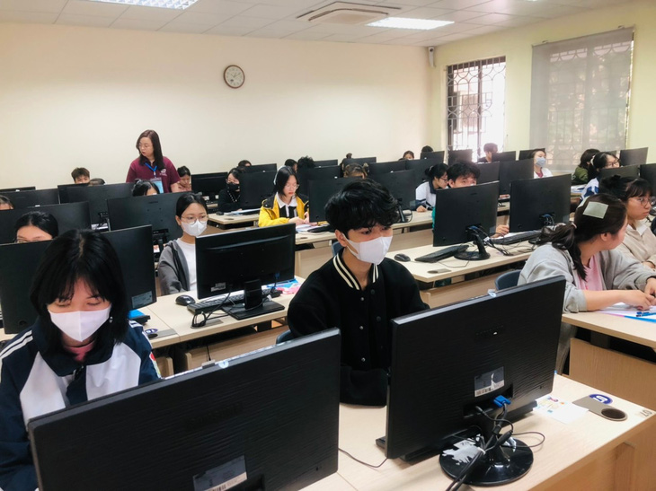 Thí sinh tham dự kỳ thi đánh giá năng lực của Đại học Quốc gia Hà Nội diễn ra ngày 8, 9-4-2023 - Ảnh: N.T.