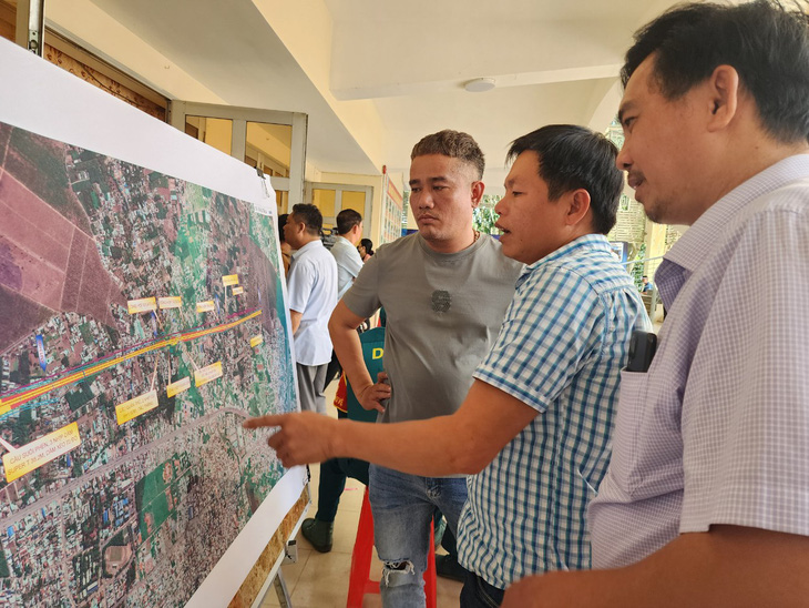 Người dân có đất bị thu hồi ở dự án cao tốc Biên Hòa - Vũng Tàu đang xem mô hình dự án - Ảnh: H.MI