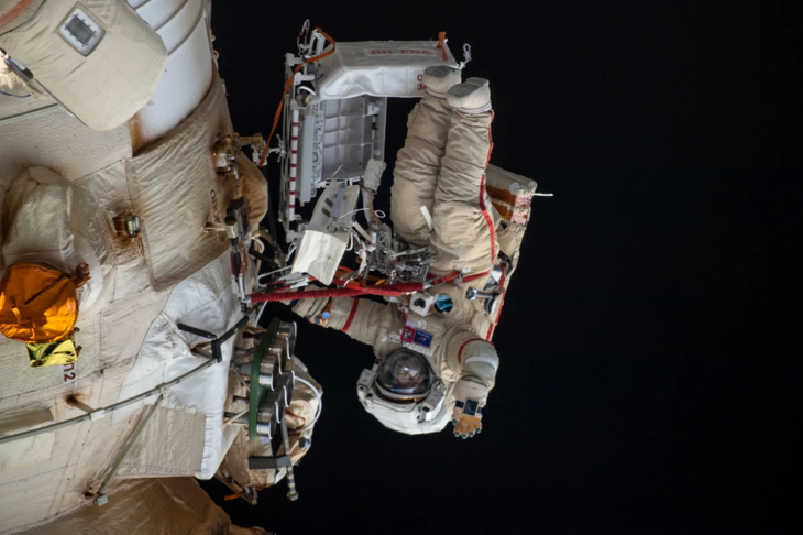 Phi hành gia Nga trong chuyến ra ngoài không gian làm nhiệm vụ nghiên cứu khoa học năm 2022 - Ảnh: Roscosmos