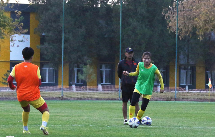 Các cầu thủ đội tuyển nữ Việt Nam tập luyện tại Uzbekistan chuẩn bị cho trận đấu tối nay - Ảnh: VFF