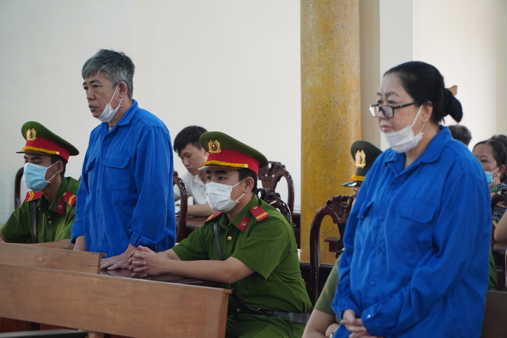 Bị cáo Nguyễn Văn Võ và Mười Tường bị phạt tù về hành vi buôn lậu - Ảnh: CHÍ HẠNH