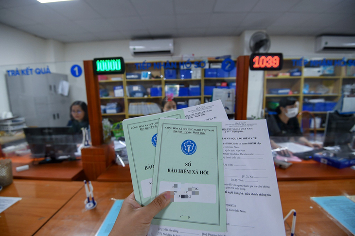 Người lao động làm hồ sơ bảo hiểm xã hội tại Bảo hiểm xã hội quận Ba Đình, Hà Nội - Ảnh: NAM TRẦN