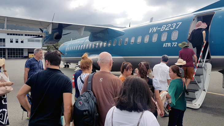 Du khách đến Côn Đảo bằng máy bay từ đường bay TP.HCM - Côn Đảo - Ảnh: TUẤN PHÙNG