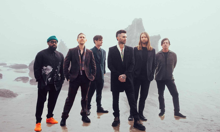 Nhóm Maroon 5 hiện tại có sáu người, Adam Levine (thứ ba từ phải sang) là trưởng nhóm - Ảnh: Guardian.