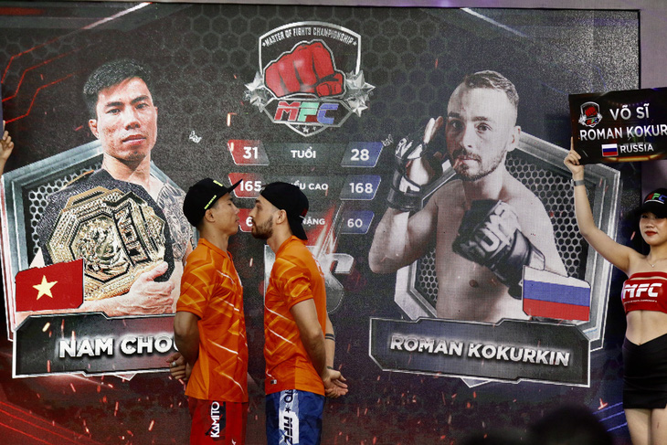 Phạm Văn Nam (trái) và Roman Kokurkin đã sẵn sàng cho trận so găng - Ảnh: BTC