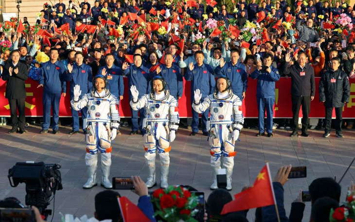 Trung Quốc đưa nhóm phi hành gia trẻ nhất lên không gian